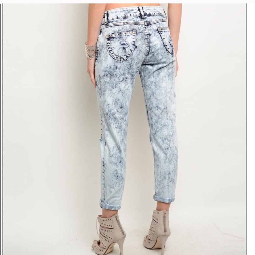 ๐Acid wash distressed jeans size 3 - Picture 2 of 3